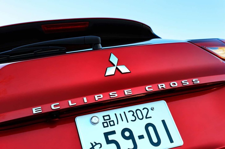 これまで下段のリアウィンドウがあったところには三菱エンブレムと「ECLIPSE CROSS」バッジが貼られている。
