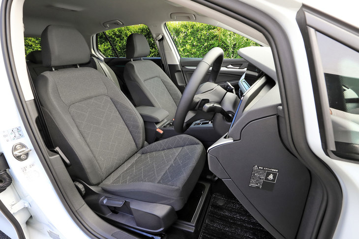 「eTSIアクティブベーシック／アクティブ」「TDIアクティブベーシック／アクティブアドバンス」に装備されるシート。表皮はファブリックで、左右の張り出しが控えめなところが特徴だ。（写真：荒川正幸）
