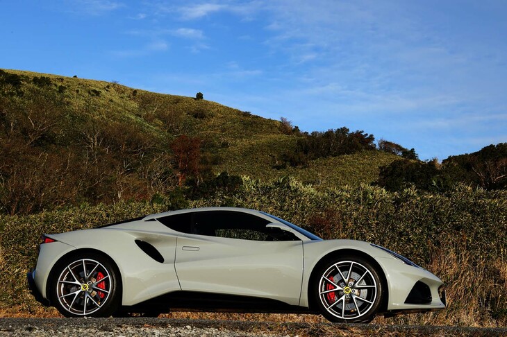 「ロータス最後の純内燃機関モデル」といわれる「ロータス・エミーラ」。市場環境の変化により電動化の方針にも変化がみえてきたようですが、純ガソリンエンジンを搭載する最後の世代となることは間違いないでしょう。なかでも、AMG製4気筒ターボユニットを搭載するモデルは本命といえるのでしょうか？（photo：北畠主税）