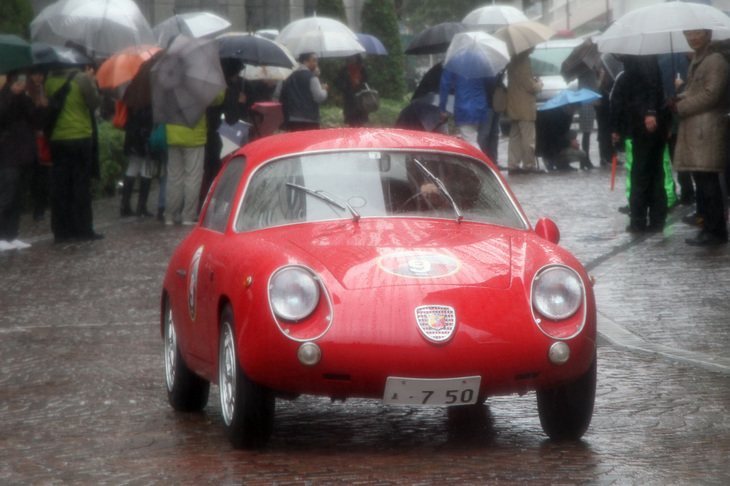 1959年「フィアット・アバルト750GTザガート」。ルーフがダブルバブルではないタイプで、なめらかな曲面が魅力的。ベースは「フィアット600」。