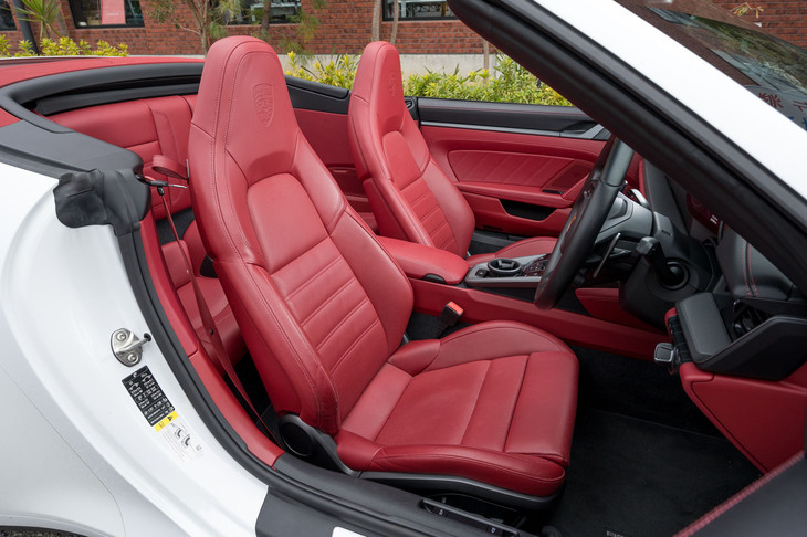 横方向のステッチが目立つシートは「レザーパッケージ930」（オプション）と呼ばれるヘリテージデザインだ。