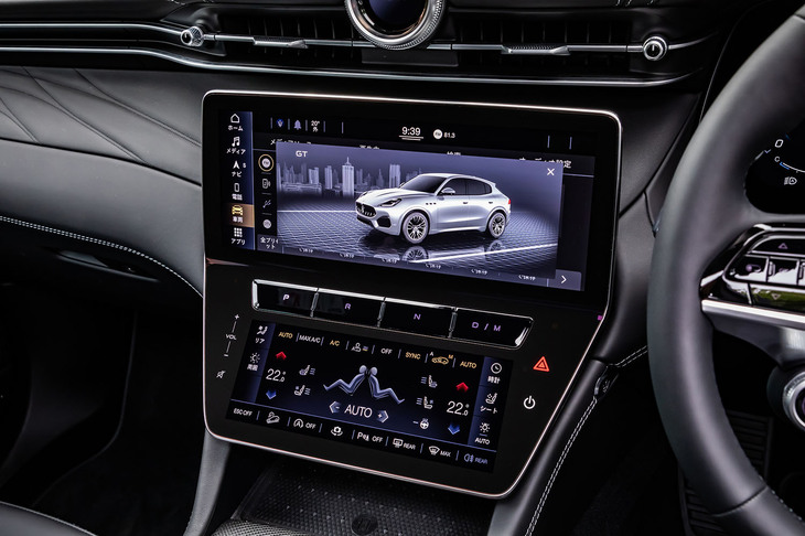 12.3インチと8.8インチのタッチ式液晶パネルを組み合わせたセンターディスプレイは、スイッチの削減と先進的なイメージの演出に役立っている。シフトセレクターは押しボタン式で、上下の液晶パネル間に配置される。