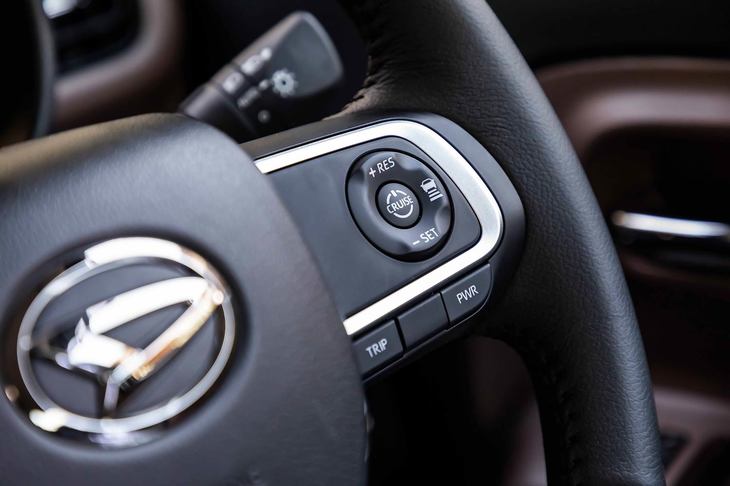 アダプティブクルーズコントロールは「セオリー」「ストライプス」問わず「Gターボ」に標準で、「G」にオプションで用意。0km/h（＝停車）まで機能する全車速対応型で、停車後も約3分にわたりブレーキを保持し続ける、停車保持機能が備わっている。