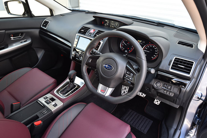 「1.6STI Sport EyeSight」のインテリア。ステアリングホイールやメーター、ヘッドレストなど、各所に「STI」のロゴが施されている。