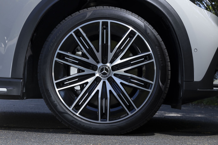 タイヤ＆ホイールは20インチがスタンダードで、試乗車の21インチはオプションで選べる。タイヤは電動車向けの「ピレリPゼロ エレクト」が組み合わされていた。