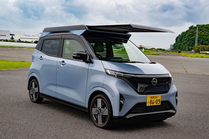航続距離に優れる「ホンダN-ONE e：」登場の影響を受けているのが、日産の軽EV「サクラ」。ジャパンモビリティショー2025には、年間3000km分の走行エネルギーを稼ぐという電動スライド式ソーラー発電システム「Ao-Solar（あおぞら）エクステンダー」を装着した、同モデルのプロトタイプ（写真）が展示された。