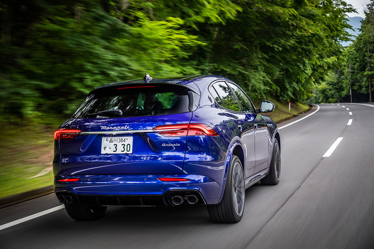 今回試乗した車両のボディーカラーは、15万円の有償色「ブルーインテンソ」。リアコンビランプは、ジョルジェット・ジウジアーロ氏がデザインを手がけた「マセラティ3200GT」のブーメラン型テールランプからインスピレーションを得たものと説明されている。