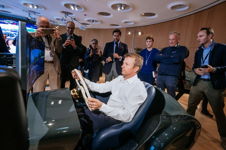 シミュレーターに興じるライコネン氏。この日の車両は1955年ミッレミリアでクラス優勝を果たした「メルセデス・ベンツ300SLガルウイング カーナンバー417」で、コースはニュルブルクリンク。機材本体は「ピニンファリーナ・スポルティーヴァ」に見えるが、座席は300SL風のチェック柄に変えられている。（photo：Roarington）