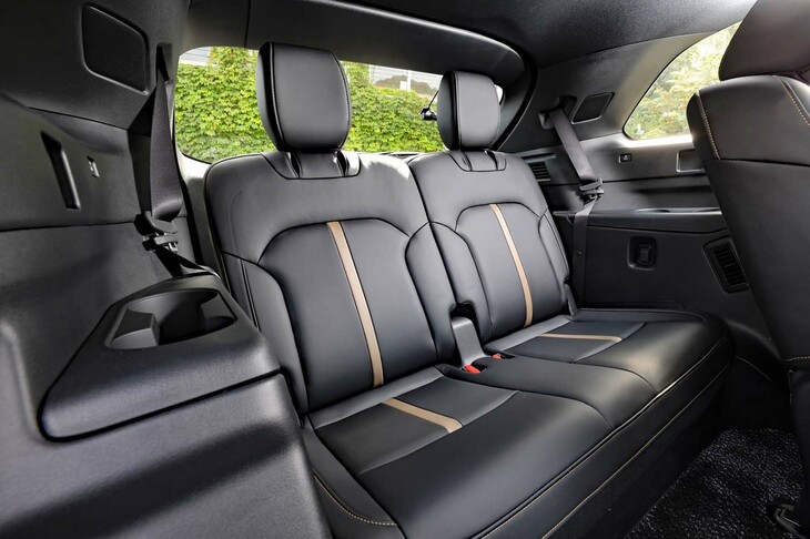 3列目シートは身長167cmのwebCG堀田が乗った場合、頭上にこぶしひとつ分（ただし横向き）のゆとりがある。足はやや体育座りとなるが、2列目席と空間をシェアすれば、そこそこ快適といえる。