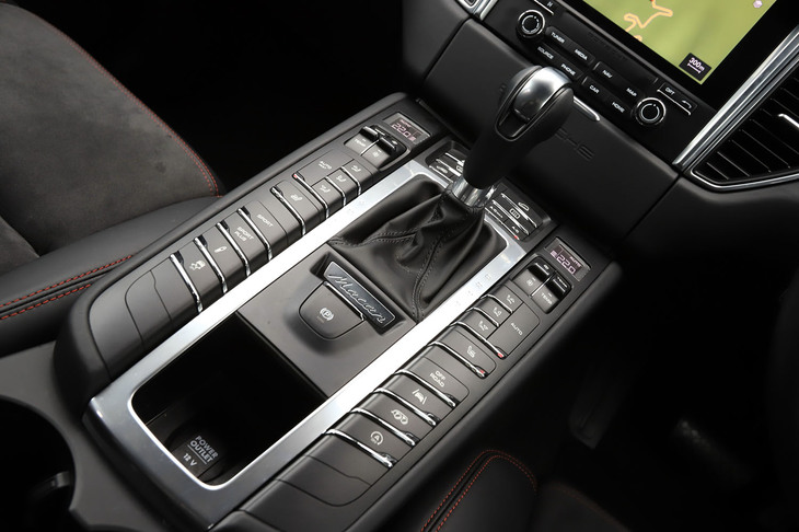 シフトセレクターの周辺にはドライブモードセレクターやエアコンの操作系といったメカニカルなスイッチがびっしりとレイアウトされる。