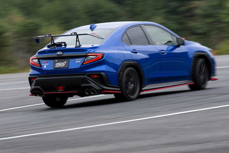 STIパフォーマンスパーツをフル装備した「WRX S4」。現在開発中のパーツも参考に装着されていたが、今回の試乗環境では、その違いを実感するには至らなかった。