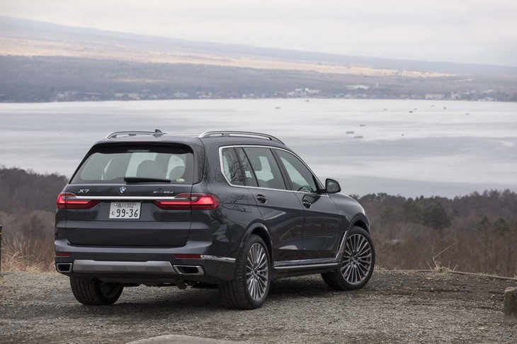 日本では2019年6月に発売された「BMW X7」。今回はディーゼルモデルの中間グレード「X7 xDrive35dデザインピュアエクセレンス」をテストした。