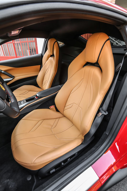 ヘッドレスト一体型のシートも新デザインに改められている。最頂部に跳ね馬のエンボスが入る。