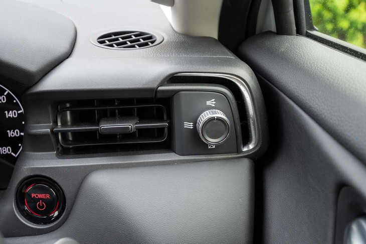 ダッシュボードの両端にレイアウトされた「そよ風アウトレット」。ダイヤルを一番上の拡散モードに切り替えると、乗員を包み込むようにエアコンの風を吹き出す。