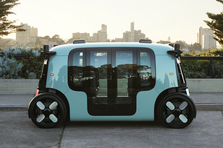 アマゾン傘下のZOOXが開発を進めているロボットタクシー。2023年3月には、ドライバー不在の自動運転タクシー専用車として初めて、乗客を乗せて公道を走行した。