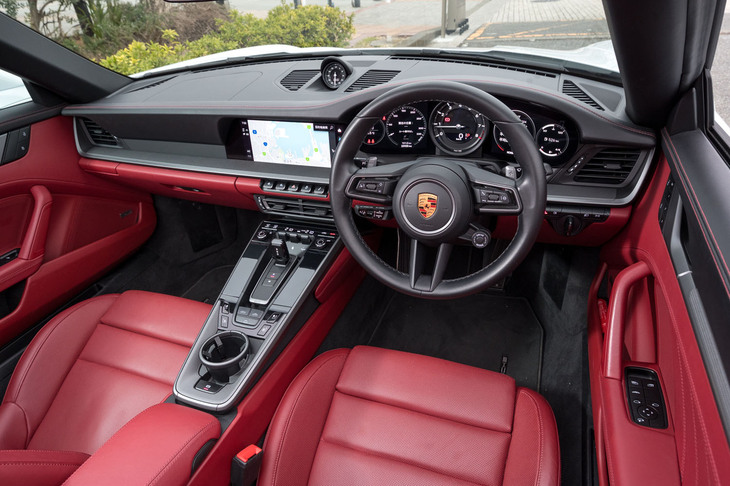大胆な水平基調を採用し、インテリアがグッとモダンになったのも992型の特徴だ。この試乗車は赤いほろに合わせて「ボルドーレッド」のインテリアをチョイスしている。
