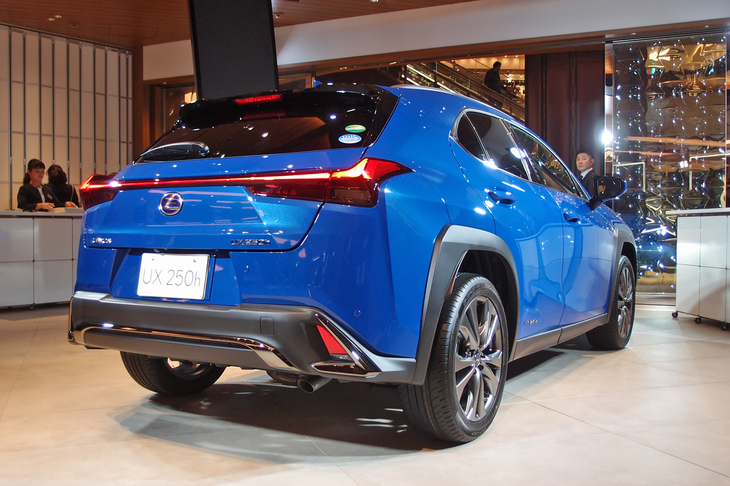 トヨタ自動車によれば、「レクサスUX」は発売前に、月間目標販売台数のおよそ6倍にあたる5500台を受注。セールスは好調とのことである。