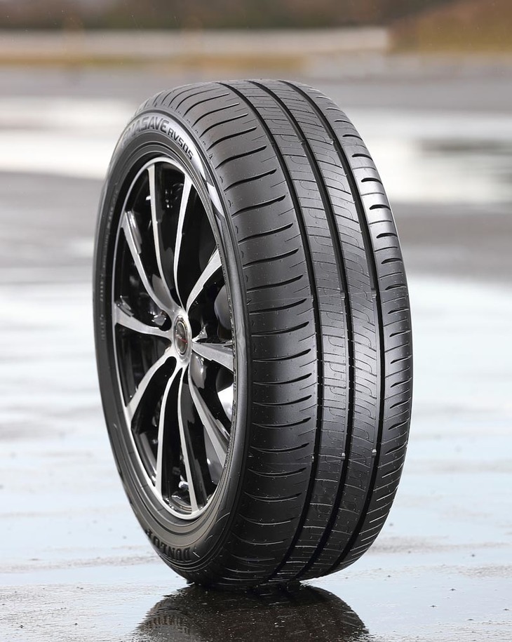 接地面積は従来の「RV504」に比べ10％アップ。安定した直進性能とコーナリング性能を実現するという。