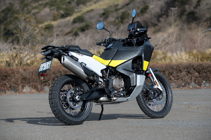 競技車両を思わせる、ラギッドなデザインの機種が多いアドベンチャーモデルのなかにあって、「ノーデン901」はハスクバーナらしい独創的でスマートな意匠となっている。