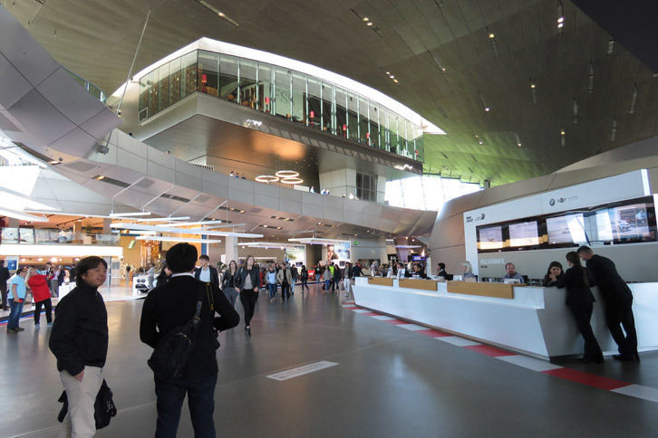 BMWヴェルトとは、日本語的（英語的？）にいうと「BMWワールド」。BMWグループの本社ギャラリーであり、ブランドの情報発信拠点である。それにしても天井高っ！