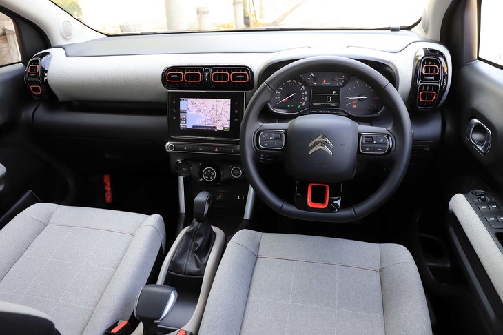 インテリアのデザインも外観に負けず個性的。ダッシュボードはフラットで、視界をさえぎるものはない。