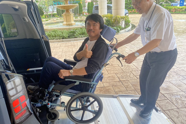 車いすに座りながら、「フリード  クロスター スロープ」の後部に乗せてもらった。1列目・2列目シートを動かすことなく、その後ろの3列目相当部分に車いすを固定できる。