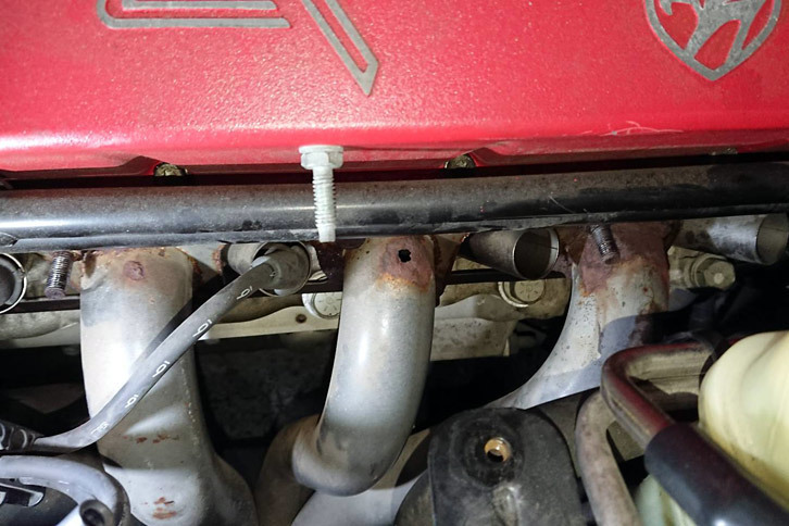 本文に合わせて過去記事の写真を再掲載しても面白くもなんともないので、本項の写真欄では排気漏れの修理の様子をご紹介します。こちらはエンジン右側のヘダーの様子。中央のパイプに穴が開いているのがお分かりいただけるでしょうか？（写真＝コレクションズ）