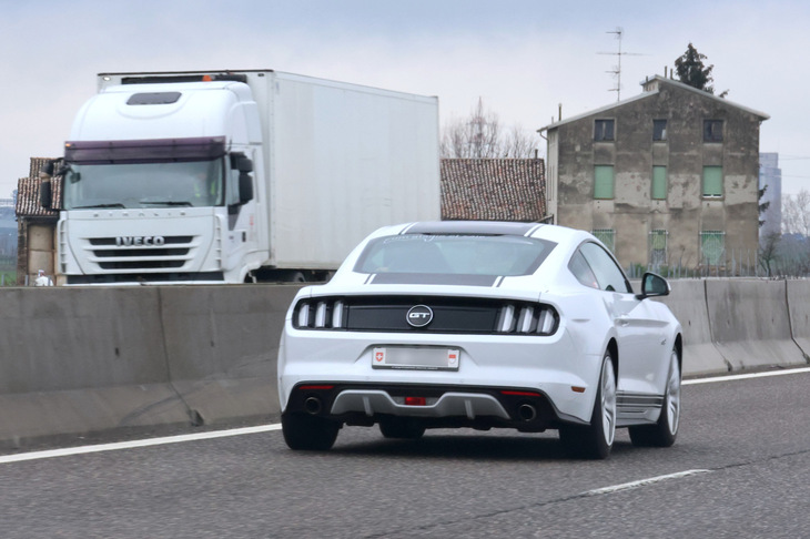 「フォード・マスタング」。2024年3月、アウトストラーダA1号線で。