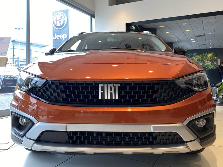 新型「500」に続くかたちで、新しいブランドロゴが導入されている。