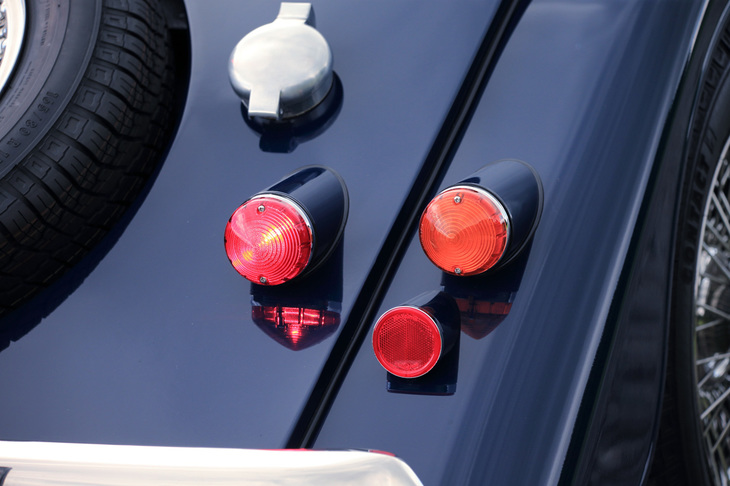 リアランプはウインカーやバックランプ、テールランプなどが一体となった今風のコンビタイプではなく、各灯が独立したクラシカルなものとなっている。