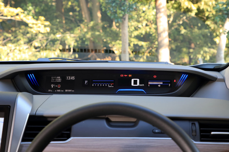 メータ類はダッシュボードの奥まった位置に配置。ドライバーの視野をさえぎらないよう、平たい横長のデザインとなっている。
