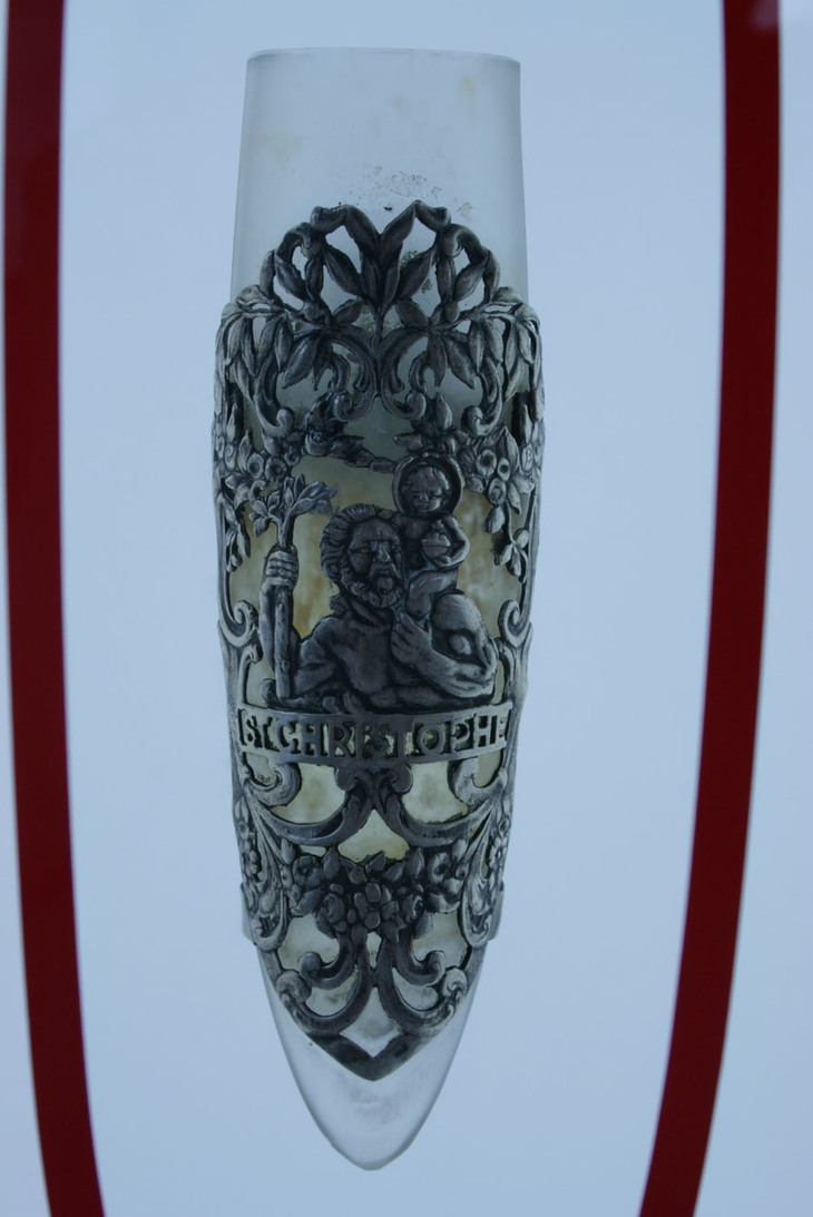 車内用花瓶は自動車内装の無機質さからくる不安を緩和した。これは、メルセデス・ベンツ博物館所蔵のもので、交通安全の守護聖人である聖クリストフォロスが記されている。