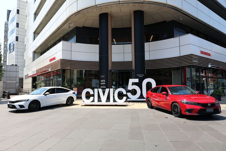 紅白幕のように来場者を出迎える（？）、2台の現行「ホンダ・シビック」。
