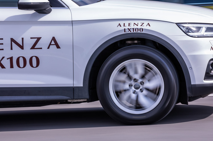 今回「アレンザLX100」と「アレンザ001」の試走には「アウディQ5」が用いられた。臨海エリアで同一コースを走行し、ハンドリングや乗り心地、ロードノイズのチェックを行った。