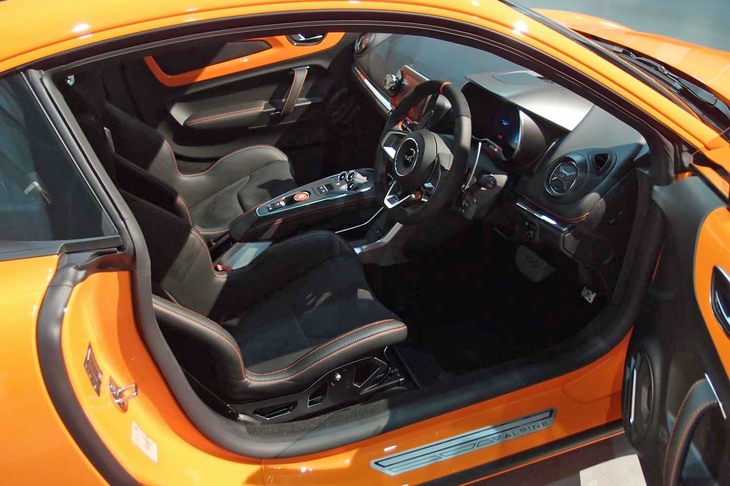 アルピーヌA110S（ヘリテージカラー採用車のインテリア）