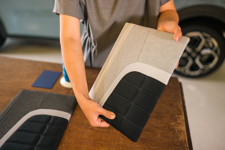 表皮下のウレタン層を約10mm厚とすることで、昔ながらのソファのような座り心地を実現したと紹介される「アドバンストコンフォートシート」も、新型「C3」のセリングポイント。柳沢さんは「板チョコと呼んでいる表皮のデザインは1970年代の『CX』をイメージしたものです。バックレスト上部はグレーのファブリックを使用して（クッション部分との）コントラストをつけています」と説明する。