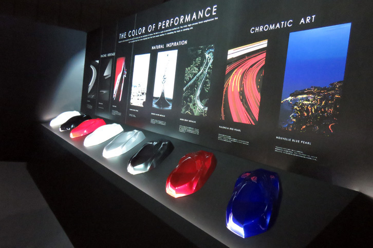 ボディーカラーは全8色。手前の2色「バレンシアレッド・パール」と「ヌーベルブルー・パール」は、お値段67万円（！）の有償オプションである。