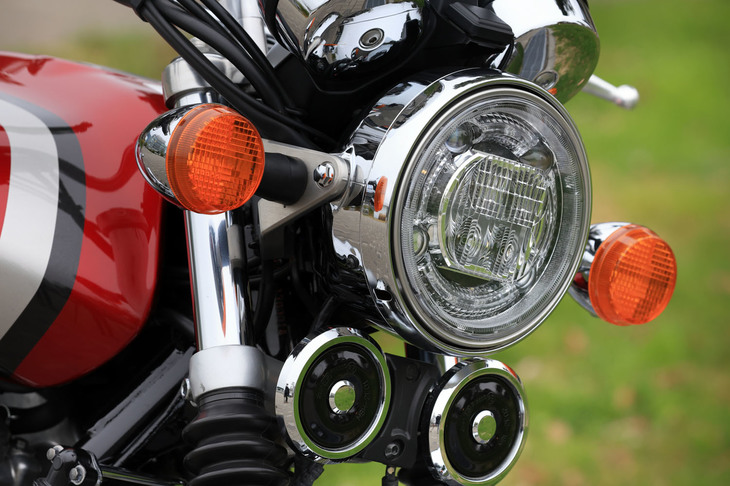 細部までこだわった意匠も「CB1100」の特徴。クロームメッキのカバーに収まるヘッドランプはクラシックな丸目だが、その中身は、実は多灯式のLEDユニットだった。
