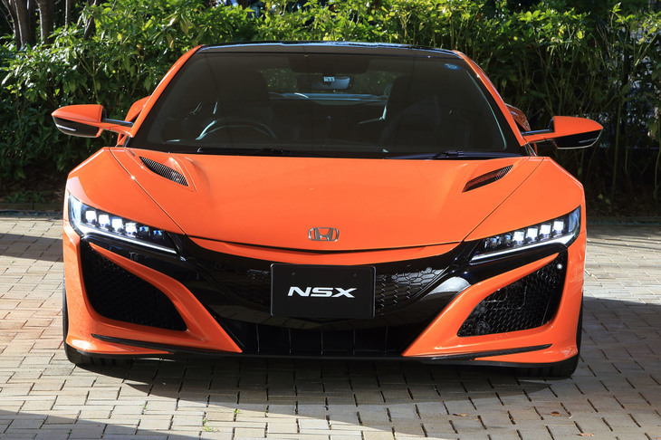 マイナーチェンジを機に、シルバーだったフロントグリルのパネルはボディー同色に変更。フロントおよびリアのメッシュパーツや、オプションの各種カーボンパーツはマット仕上げからグロス仕上げに改められた。