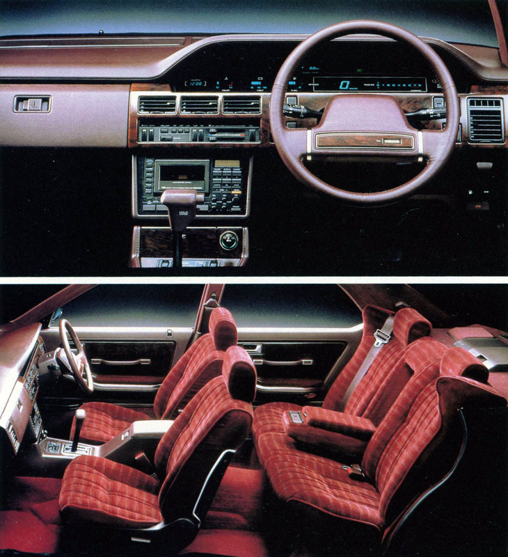 登場時のトップグレードだった「4ドアハードトップ ロイヤルクラシック」のダッシュボードとインテリア。バーガンディーというよりワインレッドのカラー、モケット張りのシート、デジタルメーターなど典型的な1980年代の国産高級車の雰囲気。