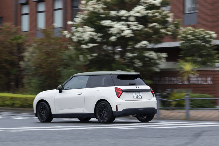 普段使いに好適な性能を備えている「MINIクーパーSE」。「ポール・スミスエディション」のほかにも「クラシック」「フェイバード」「ジョンクーパーワークス」の3種類のトリムが用意される。
