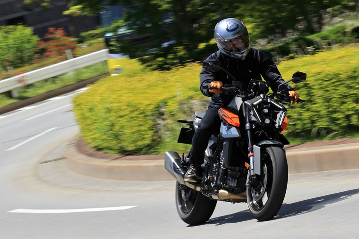 クロムモリブデン鋼のチューブラーフレームと、アルミダイキャスト製のサブフレーム、そしてクローズドラティス・スイングアームを組み合わせた車両骨格は、完全新設計。リアアームは剛性を35％下げてしならせるようにし、後輪へのトラクションを高めている。