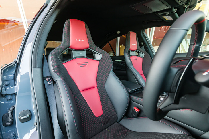 NISMO専用のRECAROシートは内装のカーボンフィニッシャーとセットで提供される。標準の本革シートが電動調整式なのに対し、こちらはマニュアル調整式。