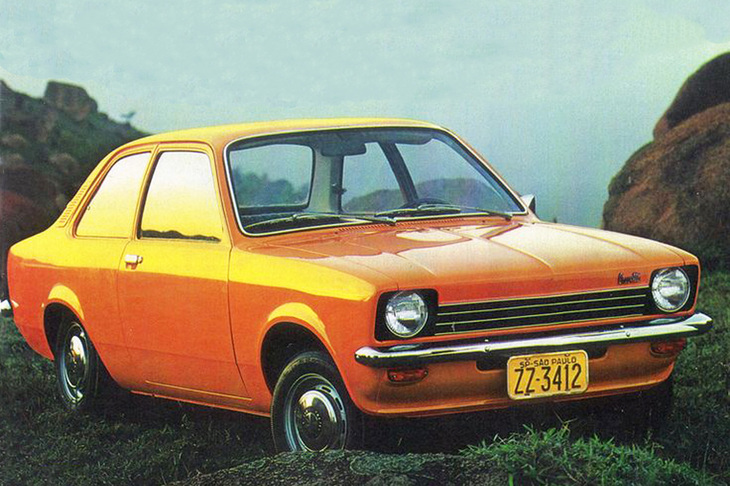 Tカープロジェクトの第1弾として1973年3月にブラジルGMから登場した「シボレー・シェヴェット」。2ドアセダンボディーに1.4リッター直4 SOHCエンジンを搭載。