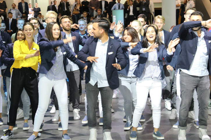 スマートのスタッフに話を聞いていたところ、「ちょっと失礼」と中座された。何が始まるのかと思ったら、フラッシュモブ。会期はじめのプレスデーのせいか、まだみんな少々照れくさそうだった。