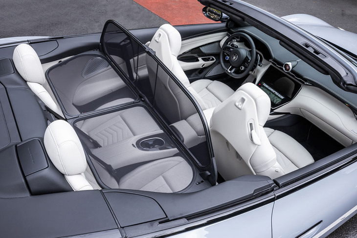 日本導入モデルには、後席を覆う組み立て式のウインドディフレクターが標準で装備される。コンパクトに折りたたみ、付属する布製のバッグに収納できる。