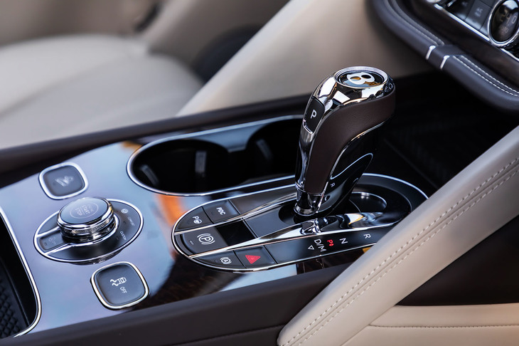 V8エンジンにZF製の8段ATを組み合わせて搭載。センターコンソールにもダッシュボードと同じく、ユーカリの木でつくられた本物のウッドパネルが使用されている。