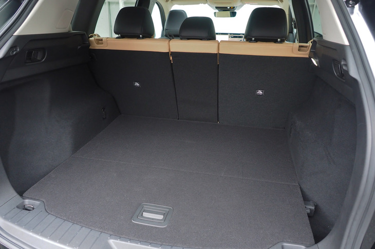 荷室は従来型より奥行きが45mm拡大。荷室高も30mmアップし、クラストップの寸法を実現したという。