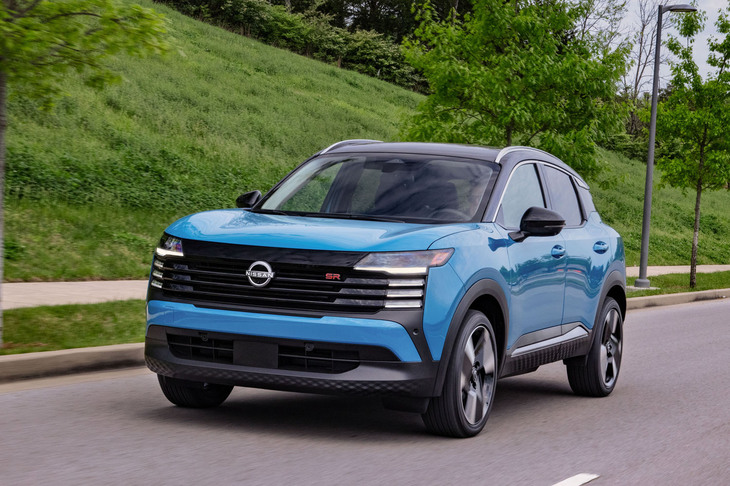 新型「キックス」の北米での価格は2万1830ドル（約315万円）から2万7680ドル（約400万円）。北米ではエントリーSUVという位置づけだ。日本には2025年の導入がウワサされている。