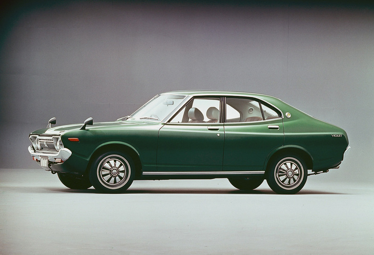 1973年に登場した初代「バイオレット」（710）の4ドアセダン。曲線、曲面を多用しており、セダンながらクーペのようなルーフラインを持つ。フロントからテールにかけて緩やかに弧を描くプレスラインも特徴だった。